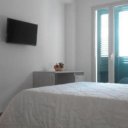 Garden Bed and Breakfast 3*