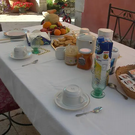 Garden Bed and Breakfast 3*